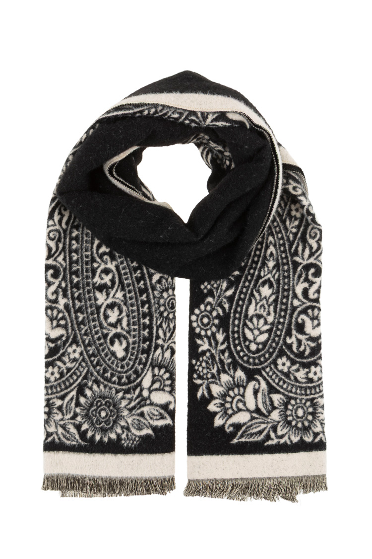 Large-Pattern Scarf